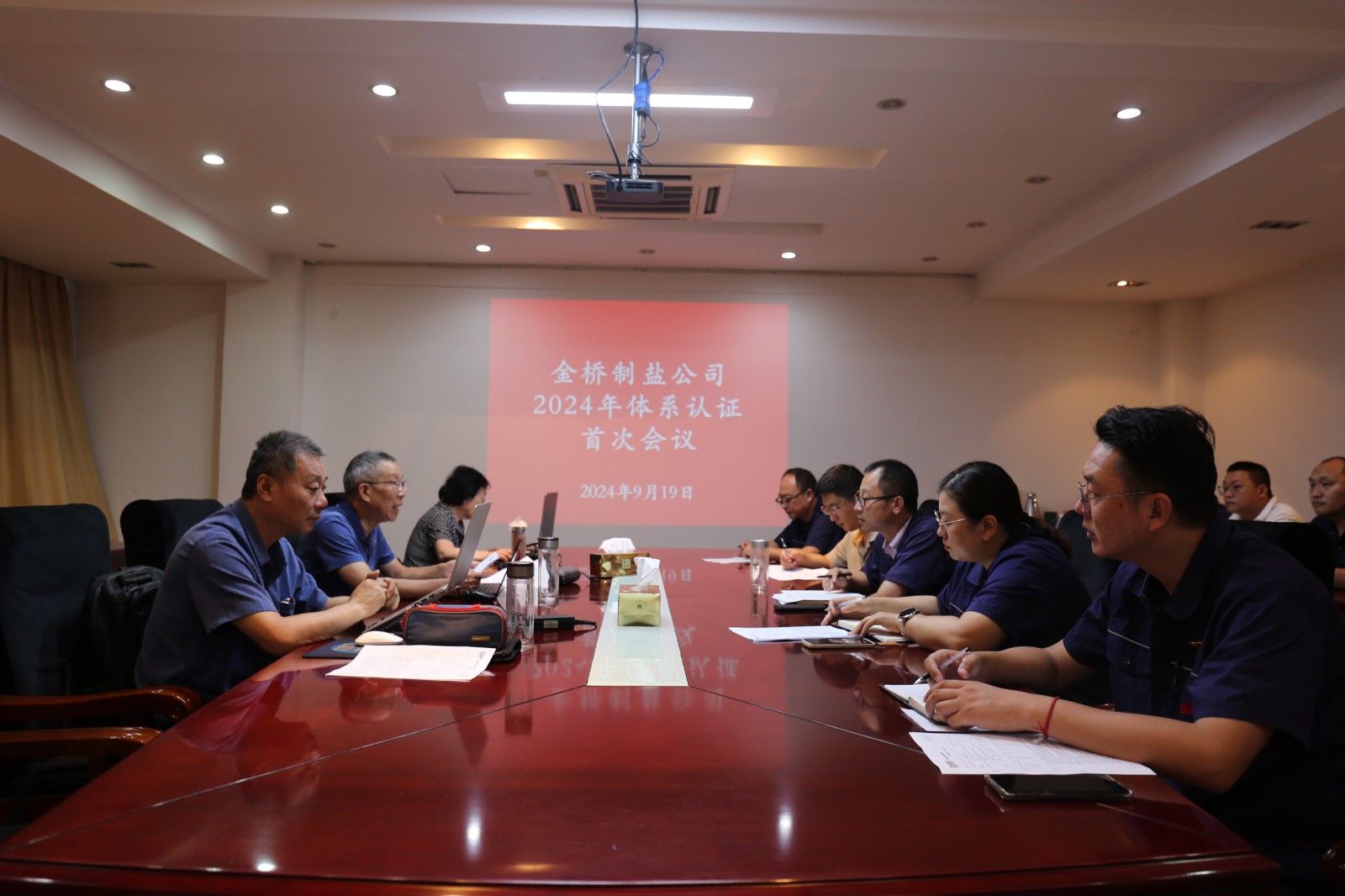 近日，金橋制鹽公司通過北京世標(biāo)認(rèn)證中心審核，給予食品安全管理體系、環(huán)境管理體系和職業(yè)健康安全管理體系認(rèn)證“保持認(rèn)證資格”的監(jiān)督審核結(jié)論，給予質(zhì)量管理體系認(rèn)證“再次注冊”的再認(rèn)證審核結(jié)論。通過審核，是對公司精細(xì)化管理成果的檢驗(yàn)，促進(jìn)公司內(nèi)控管理水平持續(xù)提升。（李曉月）