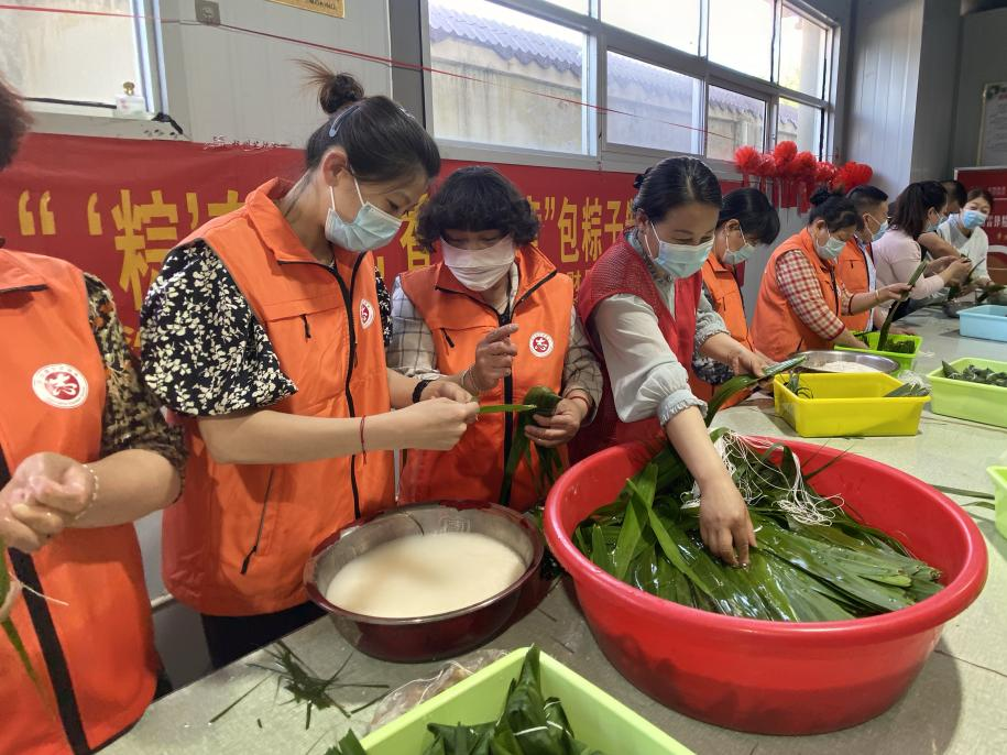 青口供電所黨支部聯(lián)合生產(chǎn)生活服務(wù)中心分會(huì)、黃沙坨社區(qū)，共同舉辦“悠悠艾草香 濃濃端午情”系列活動(dòng)。.png